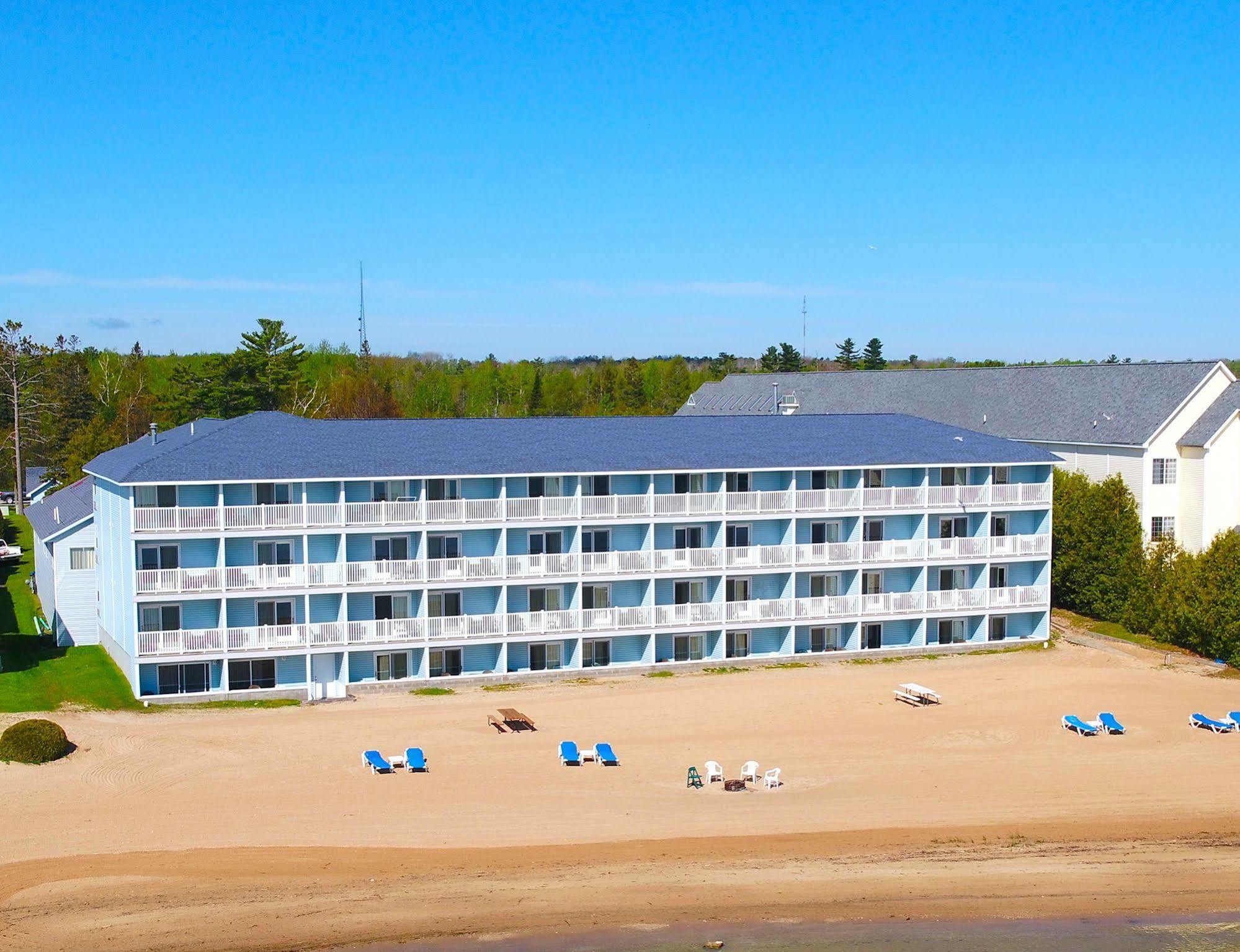 FAIRVIEW BEACHFRONT INN & WATERPARK 2⋆ ::: MACKINAW CITY, MI ::: COMPARE  HOTEL RATES